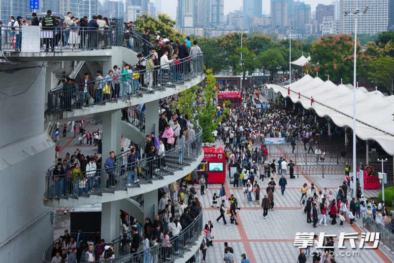 国庆假期，橘子洲景区游人如织。