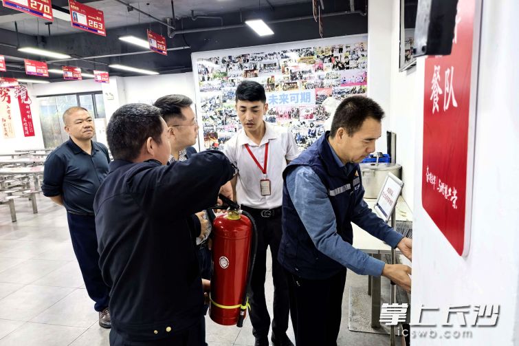 连日来,各检查组深入加油站、社区巷道等重点点位排查安全隐患。通讯员 毛小思 供图 连日来,各检查组深入加油站、社区巷道等重点点位排查安全隐患。通讯员 毛小思 供图