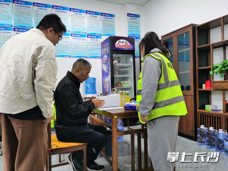 检查组仔细查看安全生产台账。通讯员 许晴枫 供图 检查组仔细查看安全生产台账。通讯员 许晴枫 供图