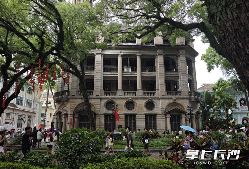 沙面岛历史上曾是英法租界,现存150多栋欧式历史建筑。 沙面岛历史上曾是英法租界,现存150多栋欧式历史建筑。