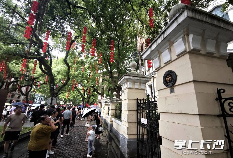 各地游客打卡沙面岛。 各地游客打卡沙面岛。