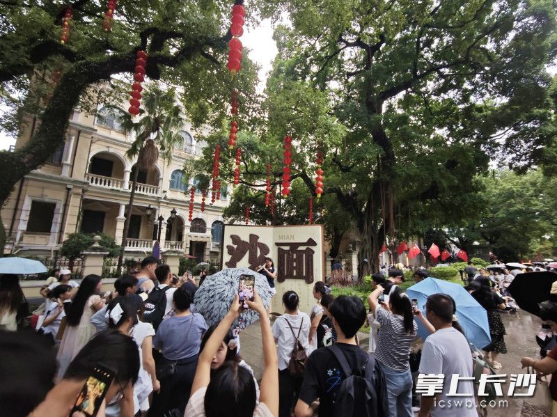 10月4日,众人在广州沙面大街打卡,其中不少是从长沙来的年轻游客。 均为长沙晚报全媒体记者贺文兵摄 10月4日,众人在广州沙面大街打卡,其中不少是从长沙来的年轻游客。 均为长沙晚报全媒体记者贺文兵摄