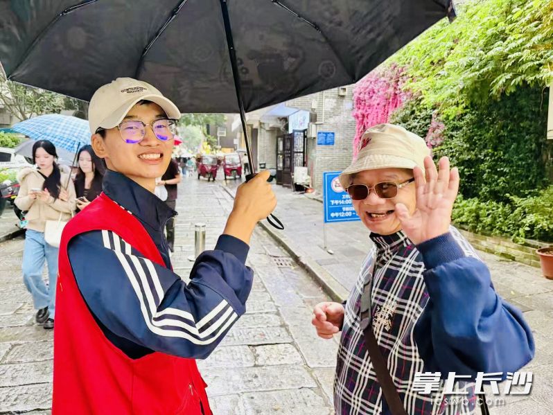“红马甲”成为国庆长假潮宗老街上最潮最暖的风景。 均为长沙晚报全媒体记者 李卓 通讯员胡珊珊 摄 “红马甲”成为国庆长假潮宗老街上最潮最暖的风景。 均为长沙晚报全媒体记者 李卓 通讯员胡珊珊 摄
