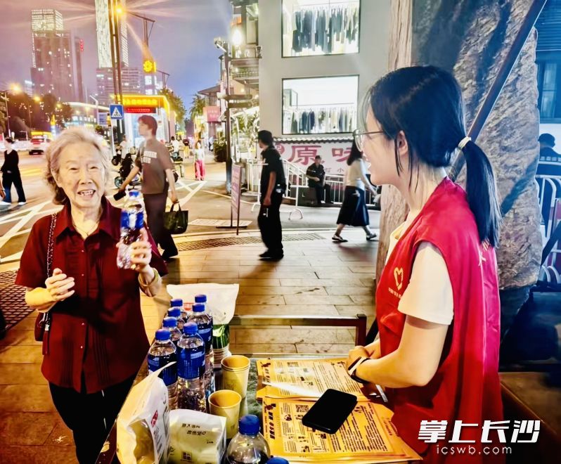 潮宗街区的长假志愿服务全天候,五一商圈的游客市民都能享受便利。 潮宗街区的长假志愿服务全天候,五一商圈的游客市民都能享受便利。