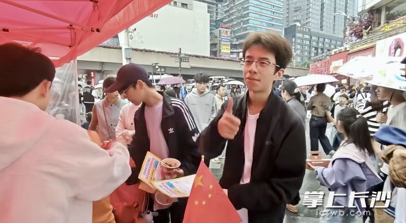 登山小哥游潮宗街,在志愿服务点免费寄存了沉重的登山包,为贴心服务连连点赞。 登山小哥游潮宗街,在志愿服务点免费寄存了沉重的登山包,为贴心服务连连点赞。