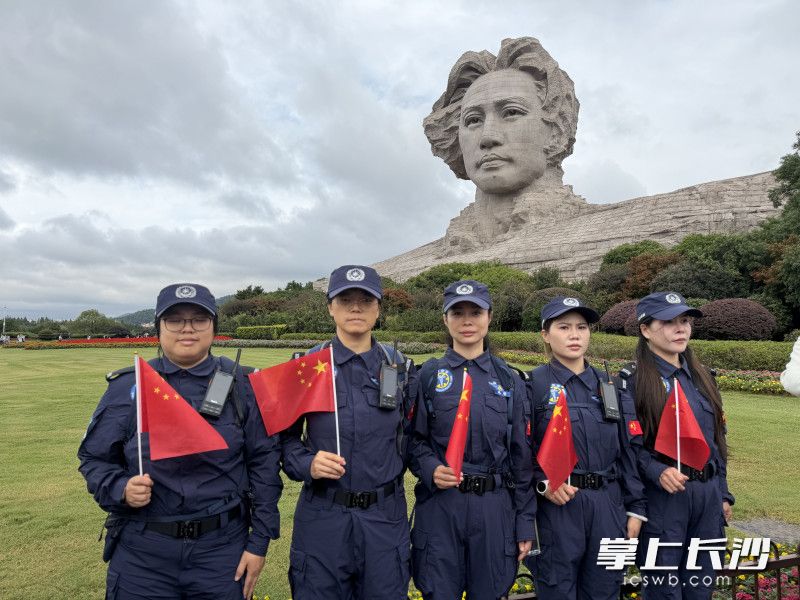 队员们在橘子洲上值勤。 均为长沙晚报通讯员谭立摄 队员们在橘子洲上值勤。 均为长沙晚报通讯员谭立摄