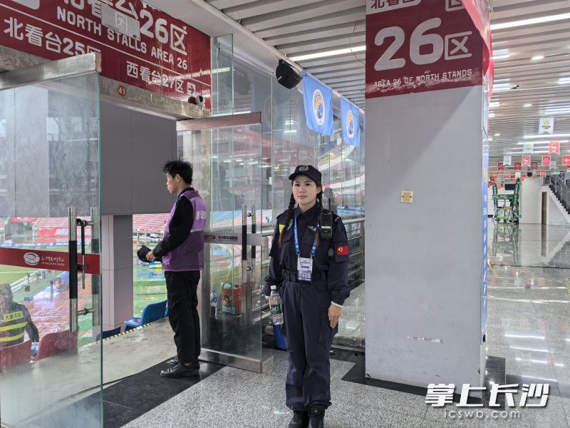 队员在湘超赛场值守。 队员在湘超赛场值守。