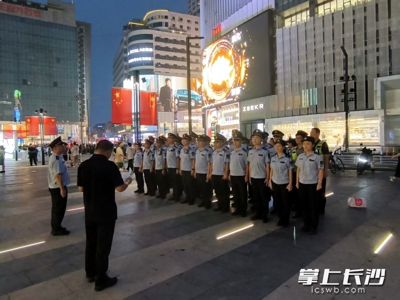9月30日晚，芙蓉区行政执法局执法人员开始支援值守工作。 均为通讯员供图