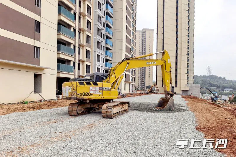 室外的大型机械正抓紧铺平石子路,为地面整平作业收尾。湘江早报全媒体记者 黄荣佳 摄 室外的大型机械正抓紧铺平石子路,为地面整平作业收尾。湘江早报全媒体记者 黄荣佳 摄