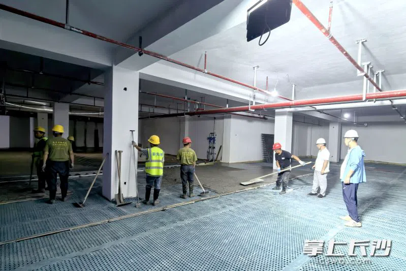 楼栋内部,施工人员同步推进室内装修和外墙保温装饰施工。湘江早报全媒体记者 黄荣佳 摄 楼栋内部,施工人员同步推进室内装修和外墙保温装饰施工。湘江早报全媒体记者 黄荣佳 摄