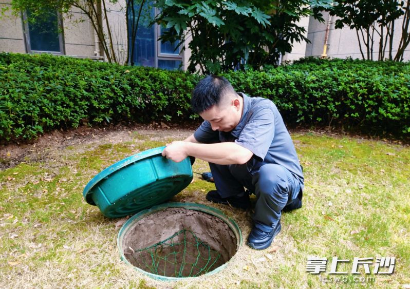 各物业服务企业对小区开展安全排查,确保业主度过一个愉快安全的假期。 各物业服务企业对小区开展安全排查,确保业主度过一个愉快安全的假期。