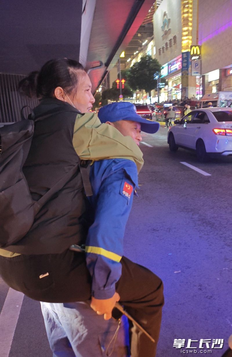 队员背负受伤市民送医。 队员背负受伤市民送医。