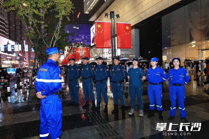 长沙市蓝天救援队国庆期间协助特警护航五一商圈。 均为长沙晚报通讯员 曾劲玉 供图 长沙市蓝天救援队国庆期间协助特警护航五一商圈。 均为长沙晚报通讯员 曾劲玉 供图