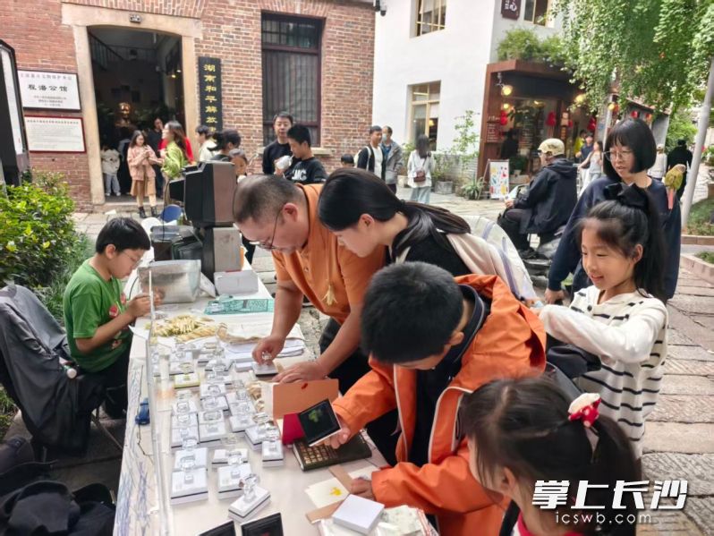 今年国庆假期，“印象长沙·印刷主题市集”在白果园旅游休闲街区精彩上演。均为通讯员供图