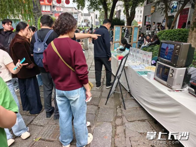 活动现场，市民游客纷纷上前体验。