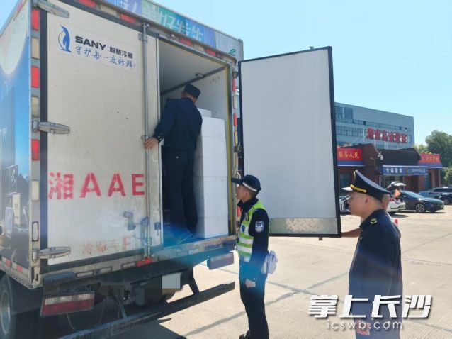 严查非法夹带等违法行为,从源头阻断非法烟花爆竹流入渠道。 严查非法夹带等违法行为,从源头阻断非法烟花爆竹流入渠道。