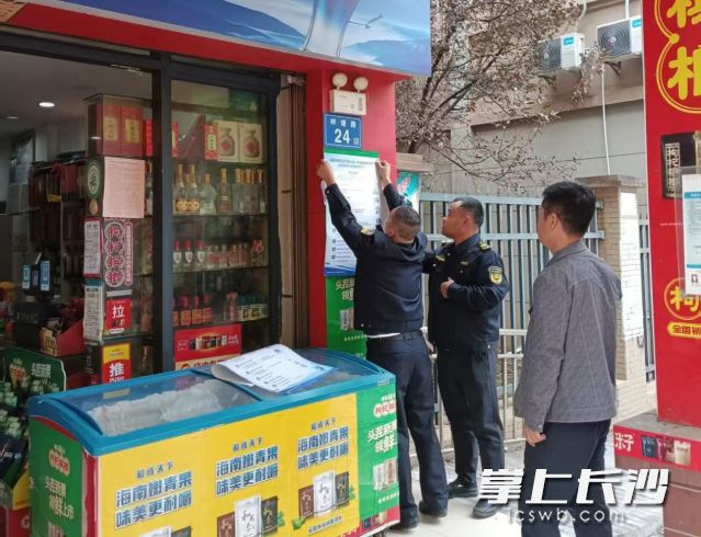 利用海报、宣传车等载体,在重要路口、沿街重点场所开展全覆盖宣传。 利用海报、宣传车等载体,在重要路口、沿街重点场所开展全覆盖宣传。
