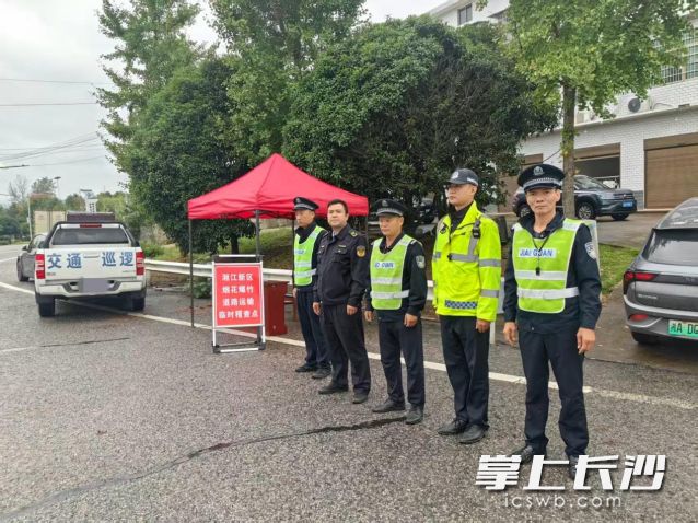 设置临时稽查点,对过往车辆逐一核查。 均为长沙晚报通讯员向玲娅供图 设置临时稽查点,对过往车辆逐一核查。 均为长沙晚报通讯员向玲娅供图