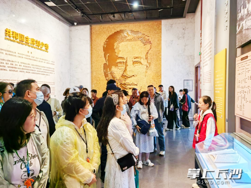 小小志愿者讲解员成为一道亮眼风景,孩子身着志愿服装,为游客讲述红色故事。 小小志愿者讲解员成为一道亮眼风景,孩子身着志愿服装,为游客讲述红色故事。