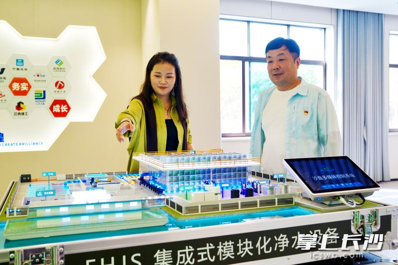 富海环保总经理邹勇(右)查看沙盘模型展示。 富海环保总经理邹勇(右)查看沙盘模型展示。