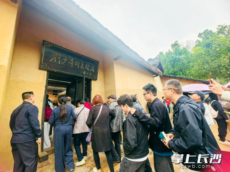 国庆长假,花明楼景区游人如织。均为长沙晚报全媒体记者 张禹 通讯员 周丽 摄影报道 国庆长假,花明楼景区游人如织。均为长沙晚报全媒体记者 张禹 通讯员 周丽 摄影报道