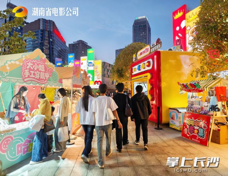 市民游客逛集市 均为主办方 供图 市民游客逛集市 均为主办方 供图