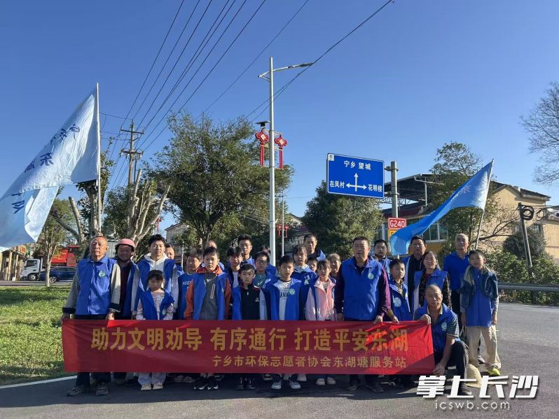 志愿者化身交通劝导员,守护群众出行平安。 志愿者化身交通劝导员,守护群众出行平安。