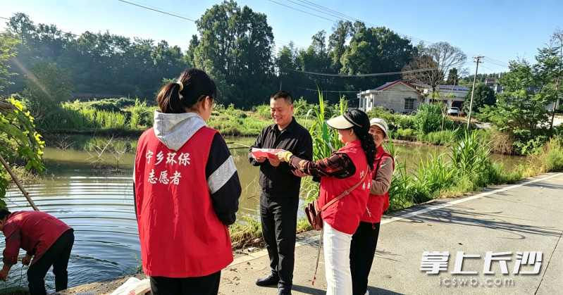 志愿者走村入户,把生态保护宣传册送到村民手中。 志愿者走村入户,把生态保护宣传册送到村民手中。