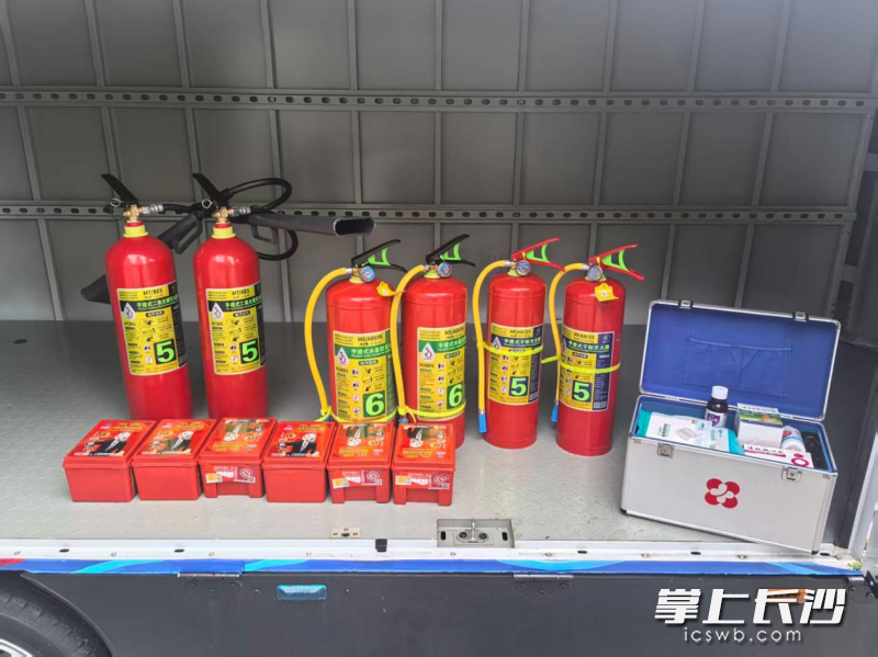 消防无人车上装载的便民物资。