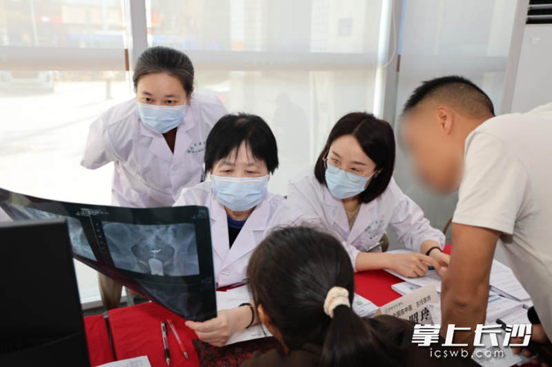 尤昭玲全国名中医传承工作室团队为群众义诊。