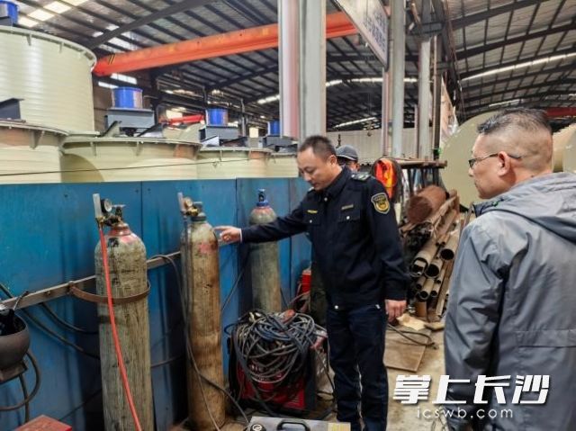 区应急管理局现场督办隐患整改。 区应急管理局现场督办隐患整改。