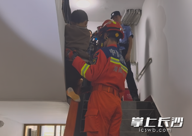 消防员正在进行处置。 长沙晚报通讯员 宾顺富供图 消防员正在进行处置。 长沙晚报通讯员 宾顺富供图