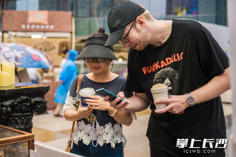 不同风味的咖啡吸引市民游客打卡。 通讯员 严思遥 供图 不同风味的咖啡吸引市民游客打卡。 通讯员 严思遥 供图