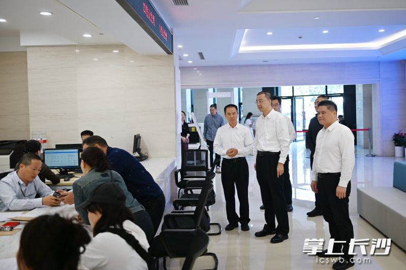 10月8日,长沙市委副书记、湖南湘江新区(长沙高新区)党工委书记、岳麓区委书记周健到湖南湘江新区社会治安综合治理中心调研。湘江早报全媒体记者 张圣贺 摄 10月8日,长沙市委副书记、湖南湘江新区(长沙高新区)党工委书记、岳麓区委书记周健到湖南湘江新区社会治安综合治理中心调研。湘江早报全媒体记者 张圣贺 摄