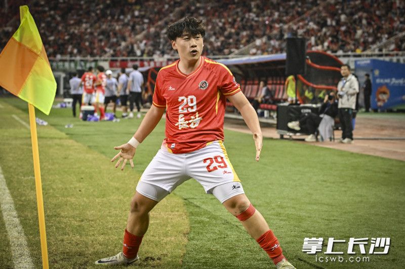 长沙队李悦宁庆祝进球。