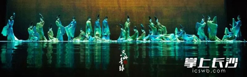 国风顶流舞剧《只此青绿》剧照。