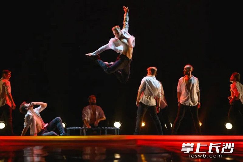 10月12日晚,WetMen·俄罗斯型男水舞剧《雨中2:爱的宣言》将在长沙上演。 10月12日晚,WetMen·俄罗斯型男水舞剧《雨中2:爱的宣言》将在长沙上演。