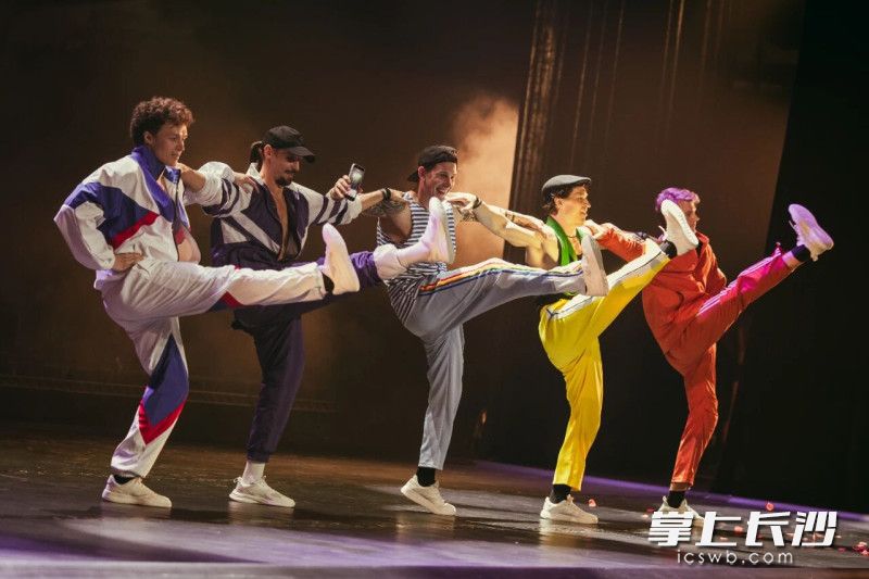 WetMen·俄罗斯型男水舞剧《雨中2：爱的宣言》剧照。