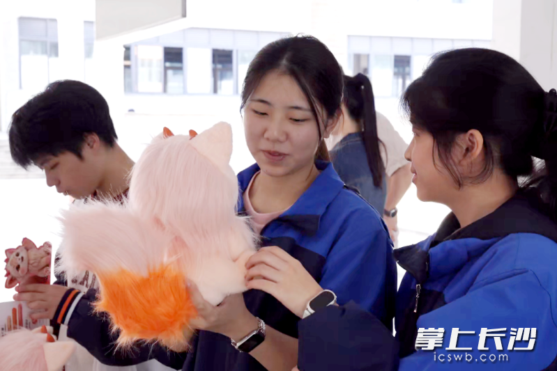 10月10日,尖山灵析联合博纳二附中,举办“悦纳情绪,心有阳光”校园体验活动。均为 湘江早报全媒体记者 黄荣佳 摄 10月10日,尖山灵析联合博纳二附中,举办“悦纳情绪,心有阳光”校园体验活动。均为 湘江早报全媒体记者 黄荣佳 摄