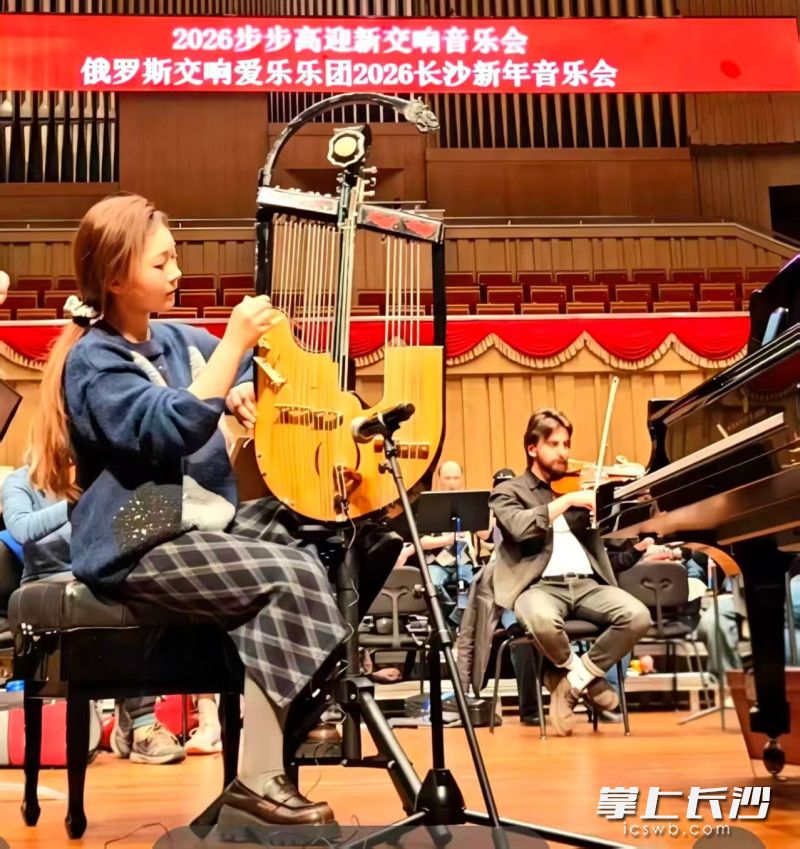 文琴与外国交响乐团演奏。 文琴与外国交响乐团演奏。
