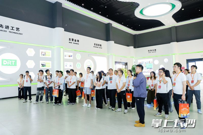 青年学子们实地探访新能源产业链企业。 青年学子们实地探访新能源产业链企业。