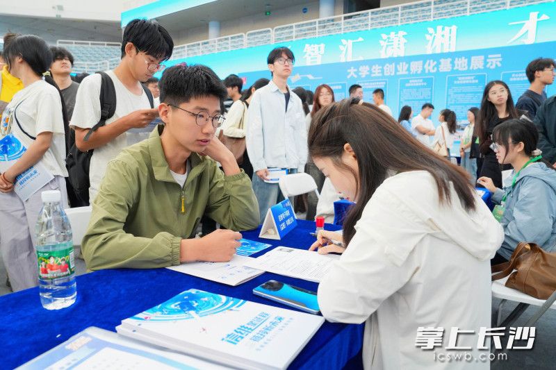 现场人气旺盛。 现场人气旺盛。