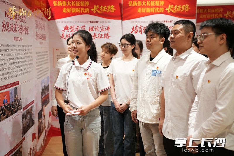 青年们在聆听“芳草计划”思政教育成果展讲解。 青年们在聆听“芳草计划”思政教育成果展讲解。