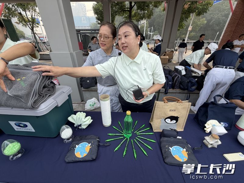 志愿者王萍向大家介绍用再生材料制作的各类生活用品。均为长沙晚报全全媒体记者 洪虹 摄 志愿者王萍向大家介绍用再生材料制作的各类生活用品。均为长沙晚报全全媒体记者 洪虹 摄
