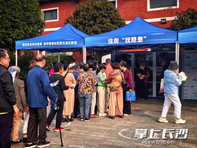 活动共设置六道关卡,居民完成对应体验任务即可加盖印章,集齐六枚印章就能兑换防灾减灾宣传纪念品。 活动共设置六道关卡,居民完成对应体验任务即可加盖印章,集齐六枚印章就能兑换防灾减灾宣传纪念品。