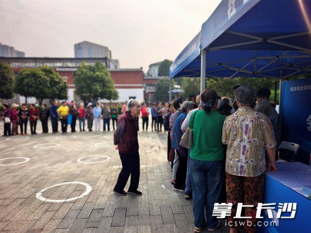 不少居民排起长队,准备“闯关”。 均为长沙晚报通讯员朱润君供图 不少居民排起长队,准备“闯关”。 均为长沙晚报通讯员朱润君供图