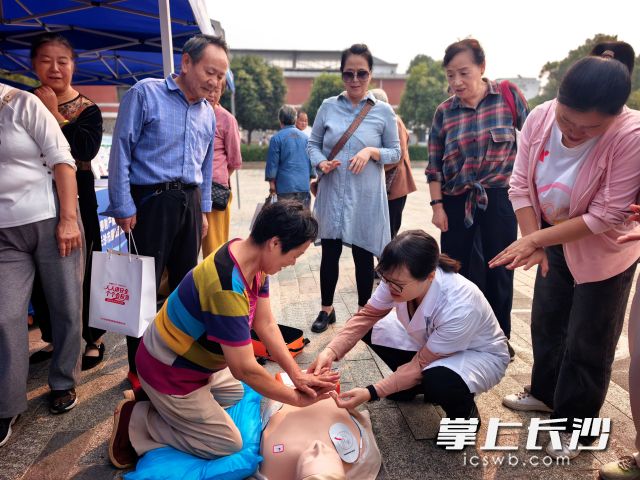 专业救护人员手把手指导居民实操胸外按压等急救处置流程。 专业救护人员手把手指导居民实操胸外按压等急救处置流程。