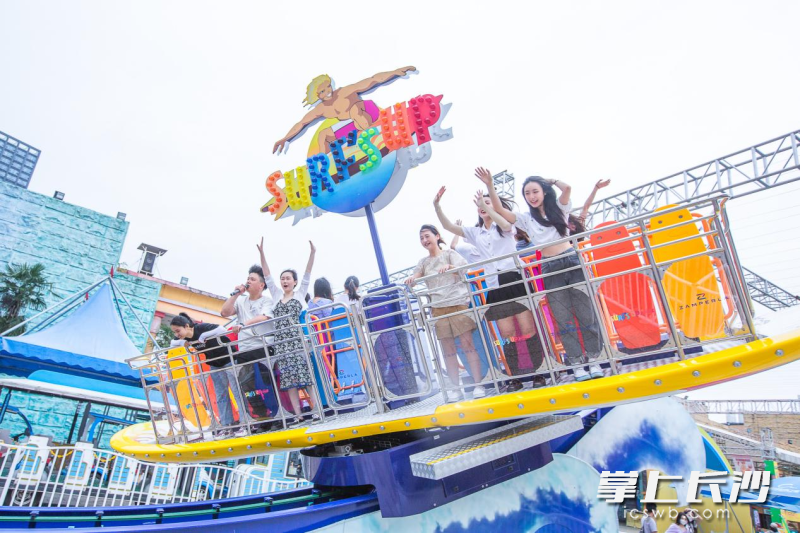 10月16日至17日,由吴宣仪、刘浩冉领衔主演的原创音乐剧《她的海》将在长沙连演两场。 10月16日至17日,由吴宣仪、刘浩冉领衔主演的原创音乐剧《她的海》将在长沙连演两场。