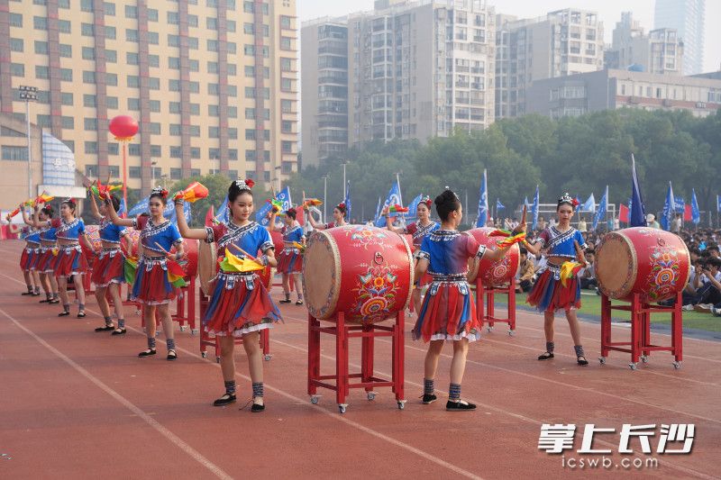 青春与传统并行,校园体育文化节上麓山学生带来非遗民俗舞蹈《苗鼓神韵》。 青春与传统并行,校园体育文化节上麓山学生带来非遗民俗舞蹈《苗鼓神韵》。
