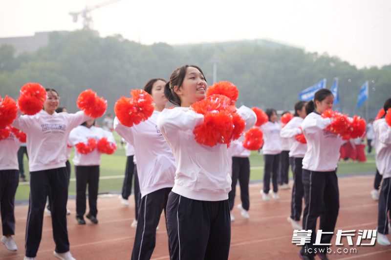 运动有恒,校园体育文化节让师生们在运动中收获快乐与成长。 运动有恒,校园体育文化节让师生们在运动中收获快乐与成长。